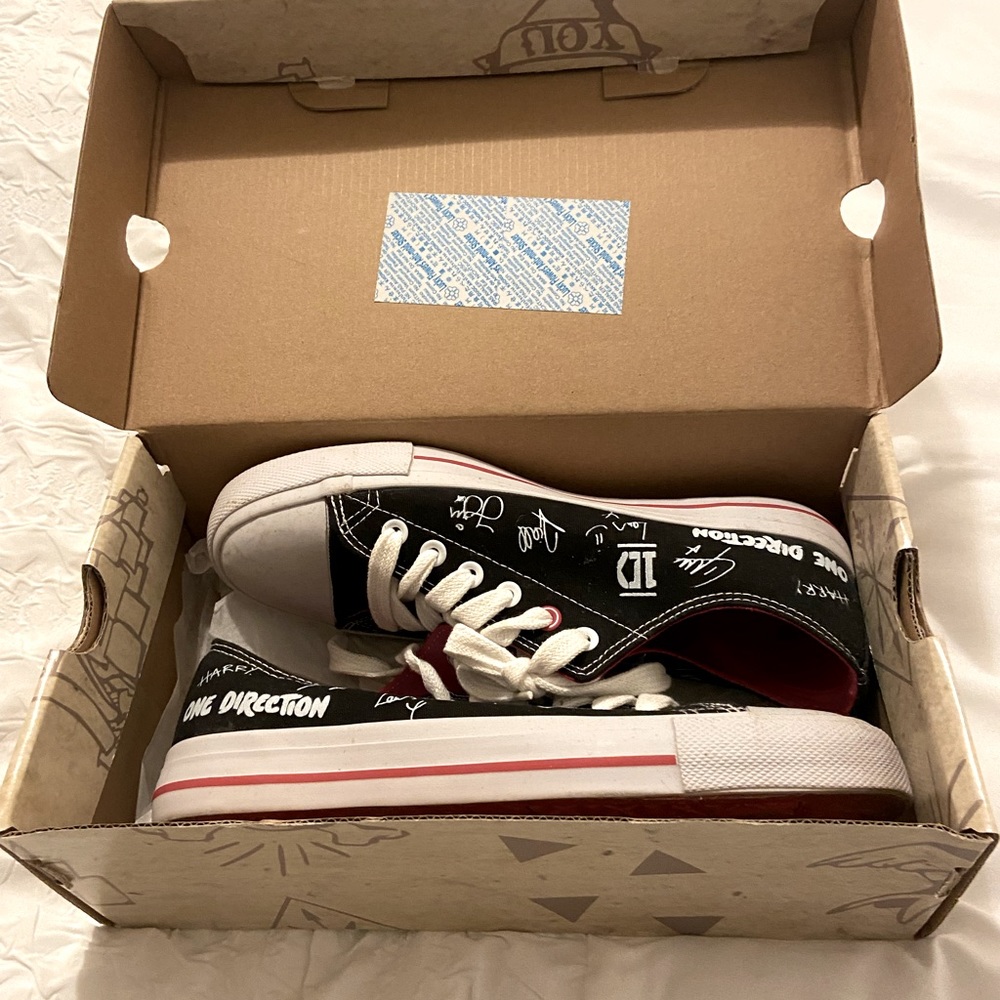 1D Autograph low top tennis shoes